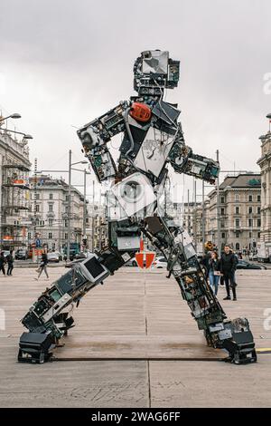 Vienne, Autriche, 27 septembre 2022, sculpture étonnante faite de déchets électriques produits par un ménage typique au cours de sa vie, Bierpartei - Bierb Banque D'Images