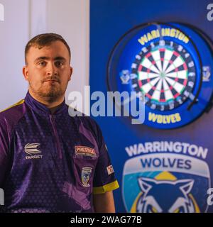 Fan des Warrington Wolves et finaliste du PDC World Darts Luke Littler Banque D'Images