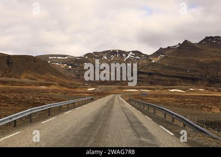 Vue sur une route dans l'Eystrahorn qui est une montagne splendide située à la pointe sud de l'Islande dans la région d'Austurland Banque D'Images