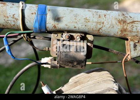 Réparation d'une vieille moto. Démontage de l'allumage. Pièces internes du moteur. Banque D'Images