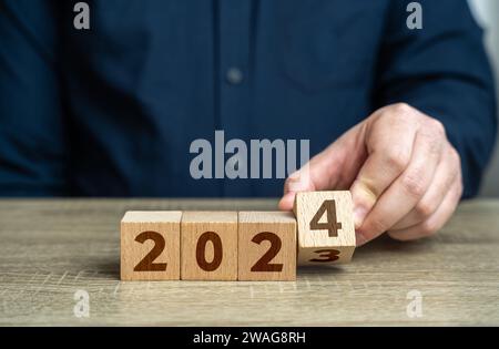 Passez de 2023 à 2024. Un changement d'année pour de nouveaux départs. Une nouvelle base pour la poursuite de la croissance et du développement. Embrasser les tendances, faire des prévisions, définir Banque D'Images