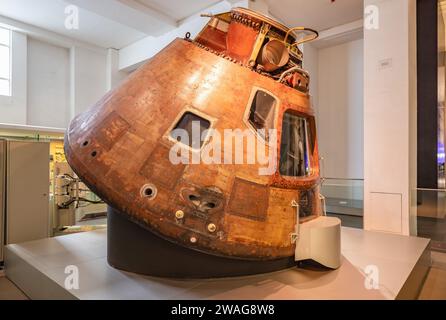 Londres, Royaume-Uni - 19 mai 2023 : capsule lunaire Apollo 10, le premier vaisseau spatial à orbiter autour de la lune avec la deuxième mission Apollo, exposée au Musée des Sciences O. Banque D'Images