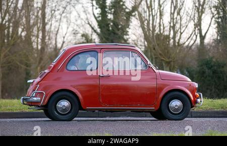 Stony Stratford, Royaume-Uni 1 janvier 2024. 1972 rouge Fiat 500 voiture classique arrivant à Stony Stratford pour le New Year Day vintage et véhicule classique fe Banque D'Images