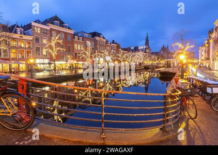 Nuit Leiden canal Oude Rijn et Hôtel de ville dans l'illumination de Noël, Hollande, pays-Bas. Banque D'Images