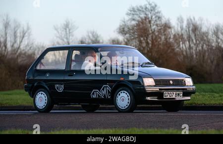 Stony Stratford, Royaume-Uni Jan 1st 2024,1990 Rover Metro car arrivée à Stony Stratford pour le festival annuel des véhicules vintage et classiques du jour de l'an. Banque D'Images