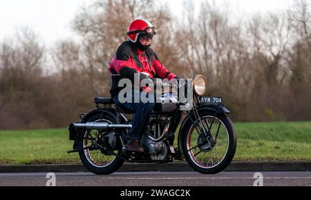 Stony Stratford, Royaume-Uni 1 janvier 2024. 1934 Ariel Red Hunter moto vintage arrivant à Stony Stratford pour le jour de l'an vintage et classique Banque D'Images