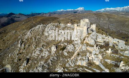 Rocca Calascio 2023. Vue aérienne du château de Rocca Calascio, construit en 1140, c'est la plus haute fortification des Apennins. Janvier 2024 Abruzz Banque D'Images