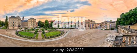 Panorama de la ville de l'imposante place du château avec le château d'Ehrenburg au crépuscule du soir dans la ville de Coburg, Bavière, Allemagne Banque D'Images