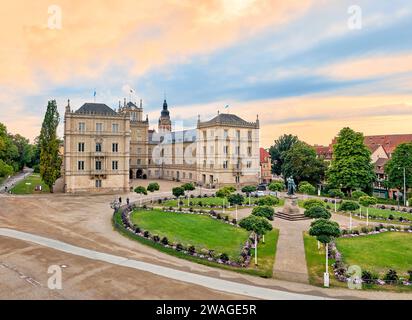 Panorama de la ville de l'imposante place du château avec le château d'Ehrenburg au crépuscule du soir dans la ville de Coburg, Bavière, Allemagne Banque D'Images