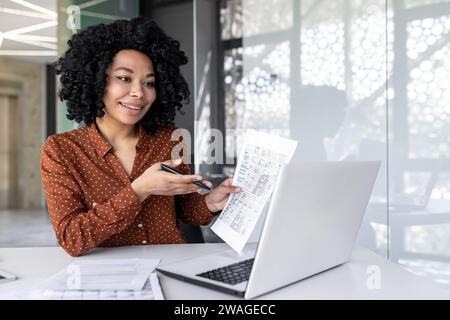 Femme d'affaires sur la présentation en ligne, heureuse employée à l'intérieur du bureau utilise un ordinateur portable pour l'appel vidéo, le comptable rapporte sur la performance réussie des rapports à des collègues. Banque D'Images