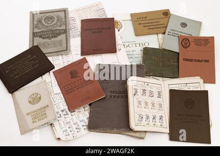 Différents documents personnels spéciaux et certificats de l'homme soviétique en URSS 1950-1970 Banque D'Images