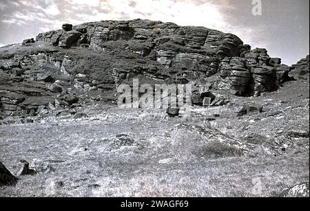 Années 1950, historique, grande falaise, un avant-poste rocheux, sur les hautes terres des collines de Shropshire, Angleterre, Royaume-Uni. Banque D'Images