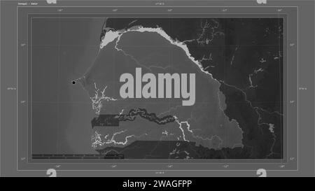 Sénégal mis en évidence sur une carte d'altitude en niveaux de gris avec la carte des lacs et des rivières avec le point de la capitale du pays, la grille cartographique, l'échelle de distance et la carte Banque D'Images