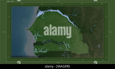 Sénégal mis en évidence sur une carte d'altitude couleur pâle avec des lacs et des rivières carte avec le point de la capitale du pays, grille cartographique, échelle de distance et Banque D'Images