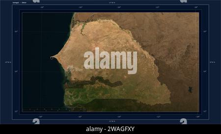 Le Sénégal a mis en évidence sur une carte satellite à basse résolution avec le point de la capitale du pays, la grille cartographique, l'échelle de distance et la carte de coordination frontalière Banque D'Images