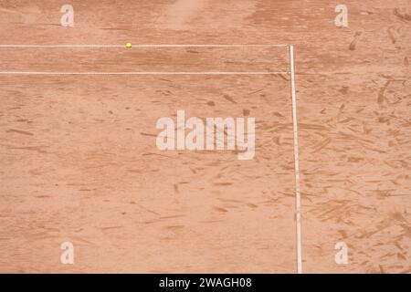 Balle de tennis isolée sur la surface d'argile du court de tennis Banque D'Images