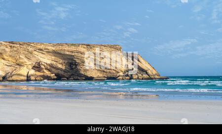 Taqah, salalah- 12 décembre 2023 : VUE de la plage de taqah à salalah, Taqah est une province et une ville côtière dans le gouvernorat de Dhofar, dans le sud-ouest d'Oman Banque D'Images