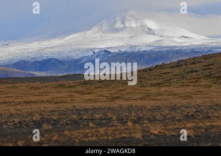 Le volcan Hekla (ou Hecla) est un stratovolcan actif dans le sud de l'Islande avec une hauteur de 1 491 m et a éclaté pour la dernière fois en 2000 Banque D'Images