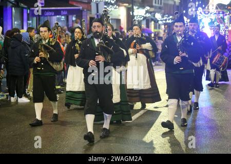 El Berron, Espagne, 04 janvier 2023 : le groupe cornemuse joue lors du défilé du prince Aliatar, le 04 janvier 2024, à El Berron, Espagne. Crédit : Alberto Brevers / Alamy Live News. Banque D'Images