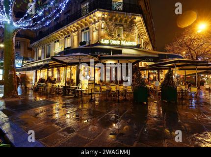 Paris, France- 05 octobre 2020 : le célèbre café les deux magots situé sur le boulevard Saint-Germain. Il abritait autrefois des stars intellectuelles , fr Banque D'Images