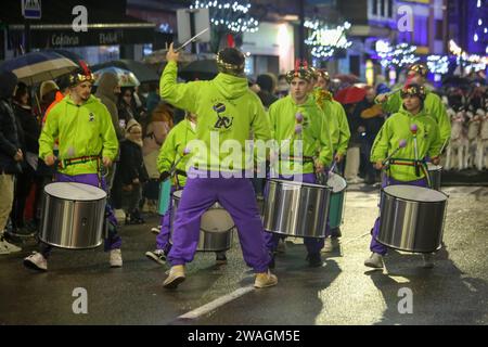 El Berron, Espagne, 04 janvier 2023 : un groupe de batucada lors de la parade du Prince Aliatar, le 04 janvier 2024, à El Berron, Espagne. Crédit : Alberto Brevers / Alamy Live News. Banque D'Images