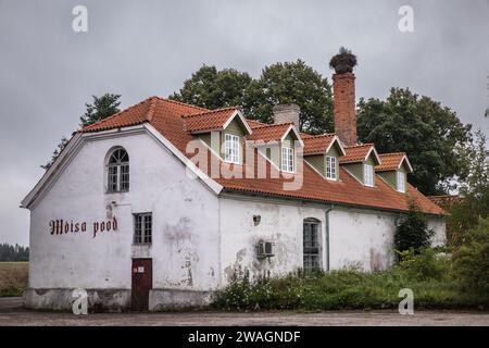 Comté de Viru - Maison pittoresque avec sa cheminée et son nid de cigogne Banque D'Images