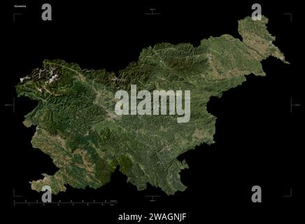 Forme d'une carte satellite à basse résolution de la Slovénie, avec échelle de distance et coordonnées de la frontière de la carte, isolée sur noir Banque D'Images