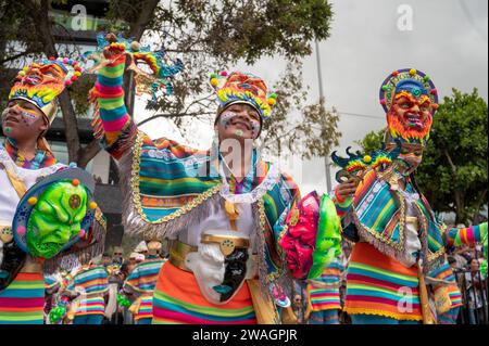 Différents groupes chorégraphiques parcourent le chemin le deuxième jour du Carnaval des Noirs et des blancs. Pasto, Nariño, 3 janvier 2024. Banque D'Images