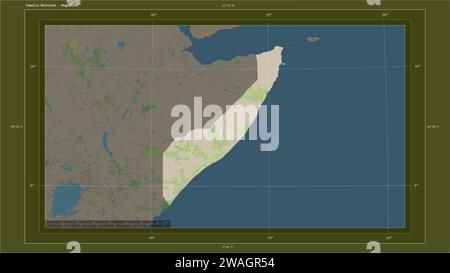 Somalia Mainland mis en évidence sur une carte topographique de style OSM standard avec le point de la capitale du pays, la grille cartographique, l'échelle de distance et la carte Banque D'Images