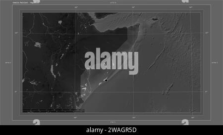Somalia Mainland mis en évidence sur une carte d'altitude en niveaux de gris avec la carte des lacs et des rivières avec le point de la capitale du pays, la grille cartographique, la distance scal Banque D'Images
