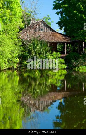 Étang avec cabane en rondins, jardin botanique de San Antonio, San Antonio, Texas Banque D'Images