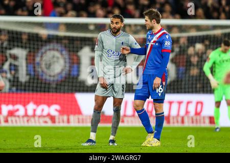 Dominic Calvert-Lewin d'Everton reçoit un carton rouge de l'arbitre Christopher Kavanagh lors du match du 3e tour de Crystal Palace FC contre Everton FC Emirates FA Cup au Selhurst Park Stadium, Londres, Angleterre, Royaume-Uni le 4 janvier 2024 Credit : Every second Media/Alamy Live News Banque D'Images