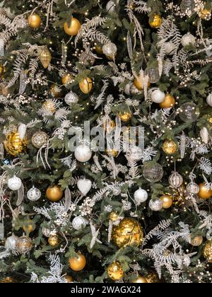 Jouets de noël blancs et dorés, guirlande, boules sur sapin sapin de Noël, fond de noël Banque D'Images