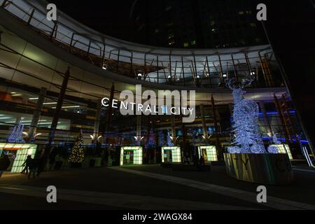 Surrey, CANADA - 31 2023 décembre : Surrey Central City la nuit de la veille du nouvel an. Banque D'Images