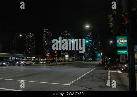 Surrey, CANADA - 31 2023 décembre : paysage de rue King George Boulevard la nuit de la veille du nouvel an. Banque D'Images