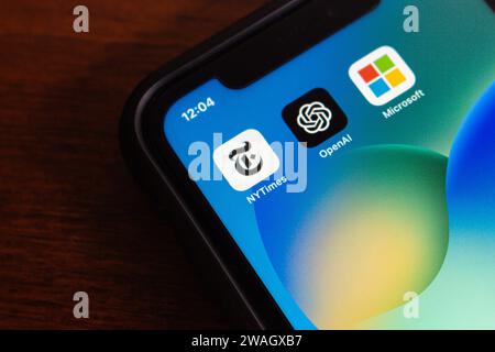 Vancouver, CANADA - janvier 2 2024 : icônes du New York Times, OpenAI et Microsoft vues sur un écran iPhone. Violation des droits d'auteur des médias d'information, ai deep le Banque D'Images
