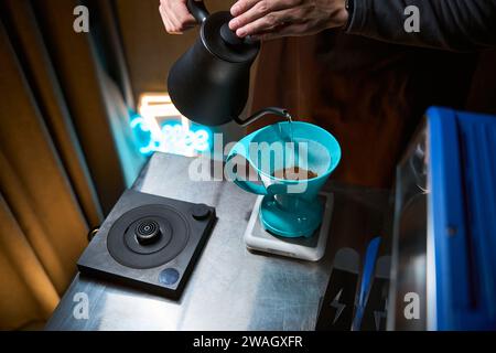 Le barista utilise d'autres méthodes de préparation du café Banque D'Images