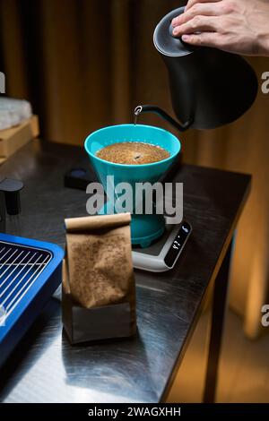 Barista préparant le café à l'aide d'un filtre et d'une cafetière fluide Banque D'Images