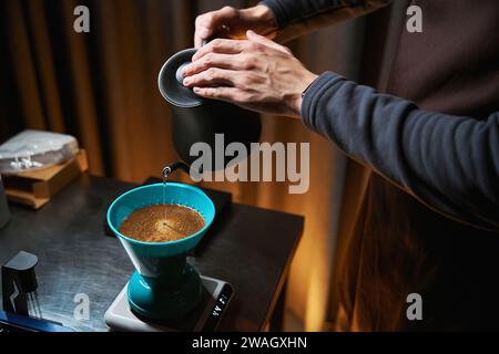 Le barista utilise une méthode alternative de préparation du café avec filtre goutte-à-goutte Banque D'Images