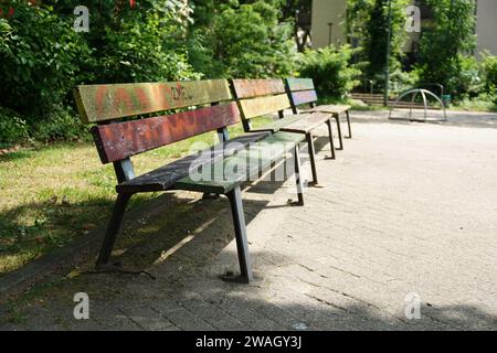 Belle photo de vieux bancs colorés à Holsterhausen à Essen, Allemagne Banque D'Images