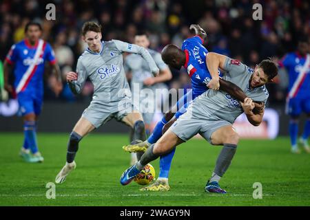 LONDRES, Royaume-Uni - 4 janvier 2024 : Jean-Philippe Mateta de Crystal Palace est attaqué par James Tarkowski d'Everton lors du match nul du troisième tour de la FA Cup entre Crystal Palace FC et Everton FC à Selhurst Park (crédit : Craig Mercer / Alamy Live News) Banque D'Images