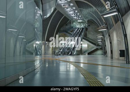 Station de métro futuriste avec lignes directrices et escalier mécanique près de Heumarkt à Cologne, Allemagne Banque D'Images