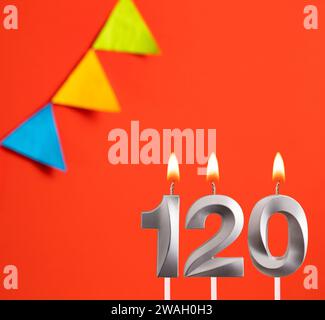 Carte d'anniversaire - Numéro 120 bougie sur fond orange Banque D'Images