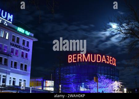 Prise de vue en bas angle d'un panneau lumineux des Bermuda3Eck à Bochum, Allemagne Banque D'Images