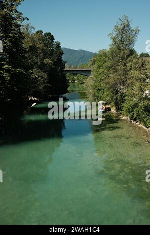 Vue magnifique sur la rivière Mangfall entourée d'arbres verdoyants menant au lac Tegernsee Banque D'Images