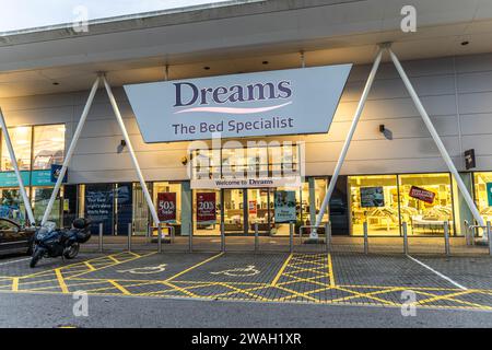 Bristol , Royaume-Uni - 24 octobre 2023 : Dreams the Bed Specialist Store situé dans le parc de détail de Cribbs Causeway Banque D'Images