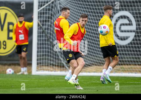 Marbella, Espagne. 04 janvier 2024. Fußball : 1. Bundesliga, saison 2023/2024, Trainingslager von Borussia Dortmund am 04.01.2024 à Marbella (Espagne). Nico Schlotterbeck mit ball. Crédit : dpa/Alamy Live News Banque D'Images