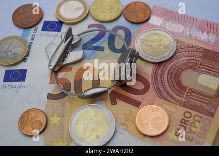 Serrure à bagages en forme d'avion et d'argent, symbole image des frais de voyage Banque D'Images