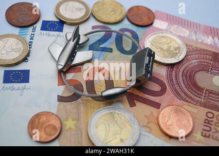 Serrure à bagages en forme d'avion et d'argent, symbole image des frais de voyage Banque D'Images