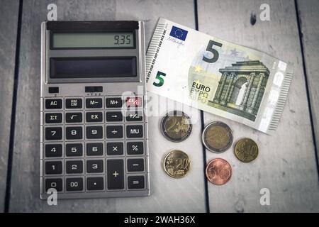 calculatrice avec 9,35 sur l'écran et l'argent, symbole image salaire minimum 2020 Banque D'Images